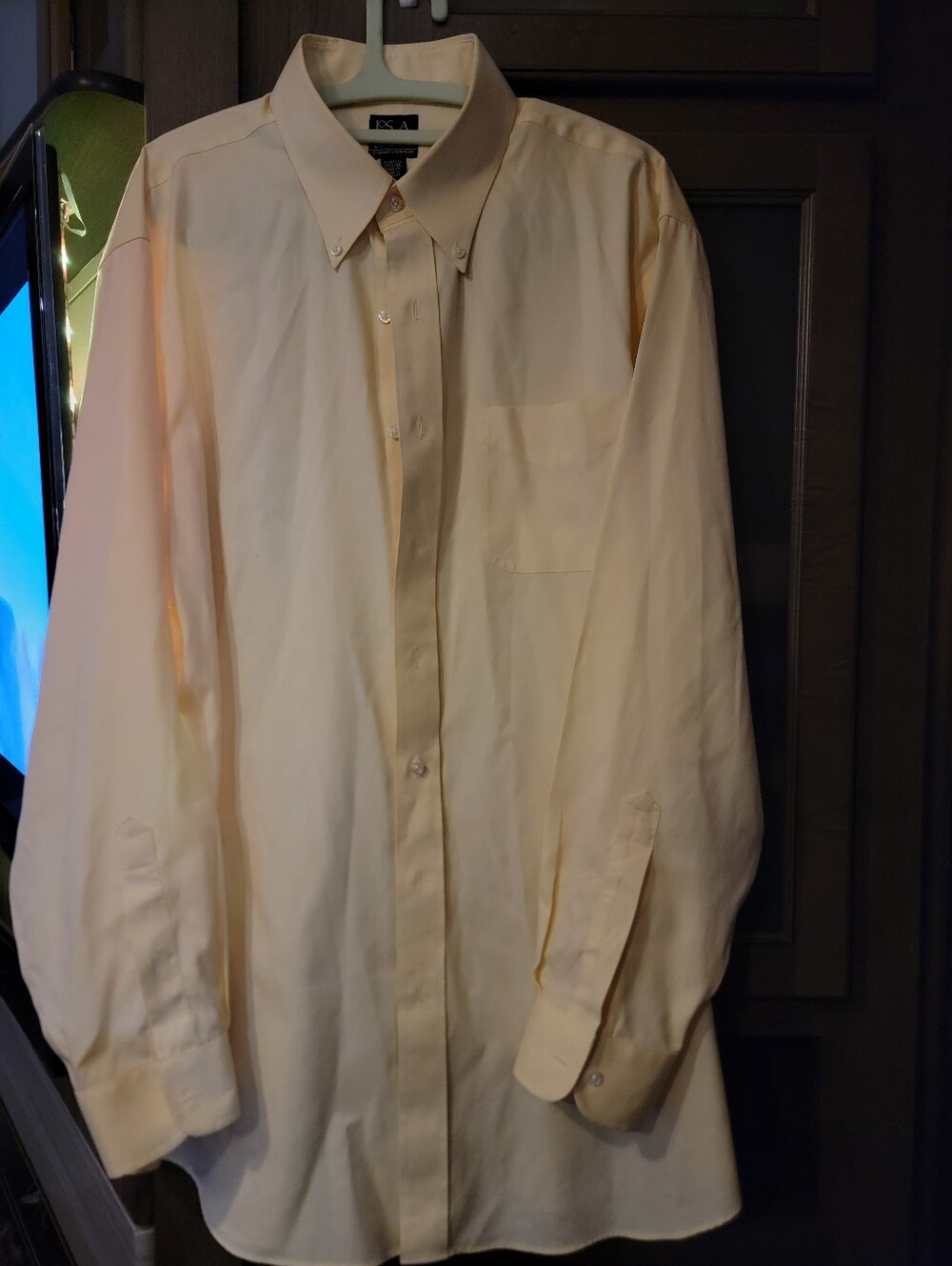 Jos. A. Bank Men's Button-Down Dress Shirt in Yellow. Size 171/2-38